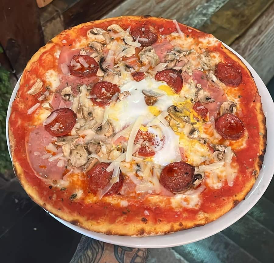 Pizza Satisfyer: el placer redondo con huevo y salami picante