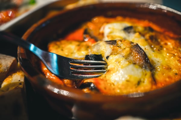 comiendo parmigiana