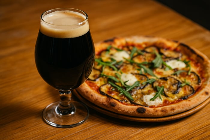 pizza y cerveza negra